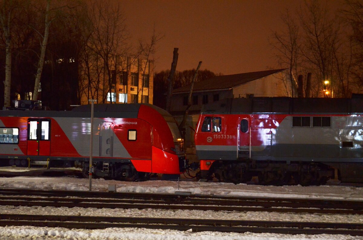 А вот и двухсистемная Ласточка ЭС1П-004, поберегли тогда обновку, потаскали локомотивом. :)))