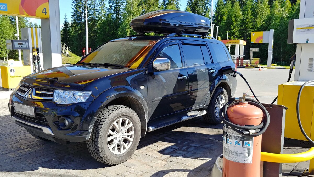 Заправляю свой Pajero Sport недалеко от Плесецка