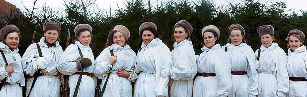 Роза вторая слева. Женщины-снайперы. 