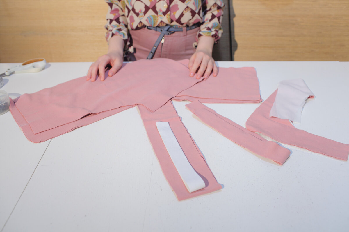 Я люблю, когда всё под рукой. Иногда для пошива того  или иного изделия мне даже не нужно покидать мастерскую. В наличии и ткани, и нитки, и фурнитура. Оборудование и пространство само собой. Кайфую, когда всё так совпадает. 