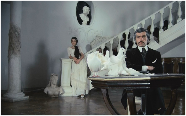 Да уж! Вот как можно выстроить картинку, чтобы изгиб волны волос цыганки в точности повторил линию тени в нише со скульптурой, а очертания скул актера – рисунок перил? Вот там даже тряпочку какую-то для этого небрежно свесили с лестницы…