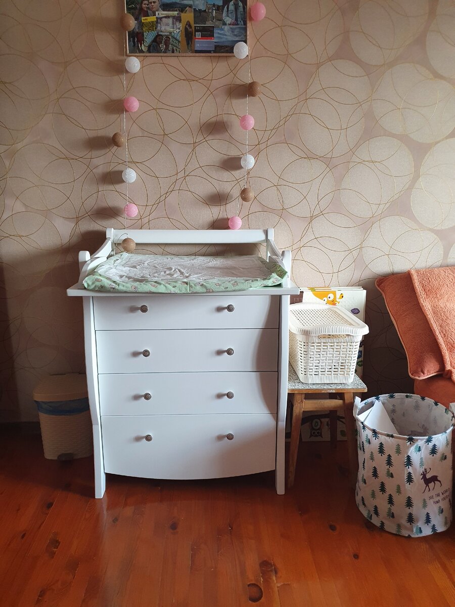 Фото моего места для ухода за ребенком. Справа корзина для белья и тканевая корзина для игрушек