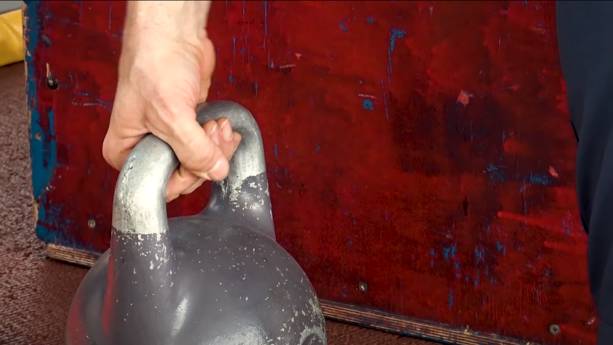Держите кисть прямой и расслабленной. Кадры из видео с канала IvanDenisov KettlebellClub 
