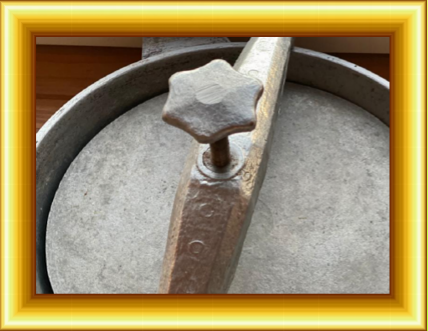 сковорода для приготовления цыплёнка табака́, в СССР стоила 4 р. 20 коп.