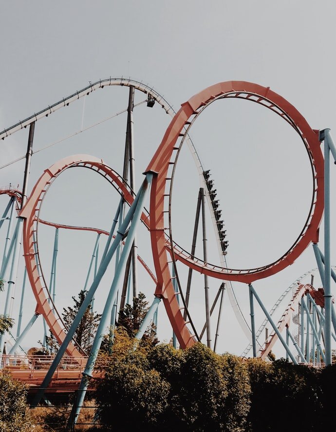 На заднем плане горка под названием "Шамбала" после поездки на которой я и осталась без денег.