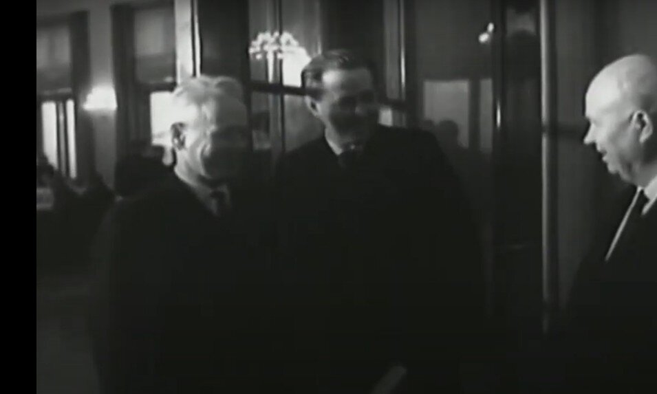 Слева направо: Шолохов, Солженицын, Хрущев на приеме в Кремле, 1962 год, кард из кинохроники