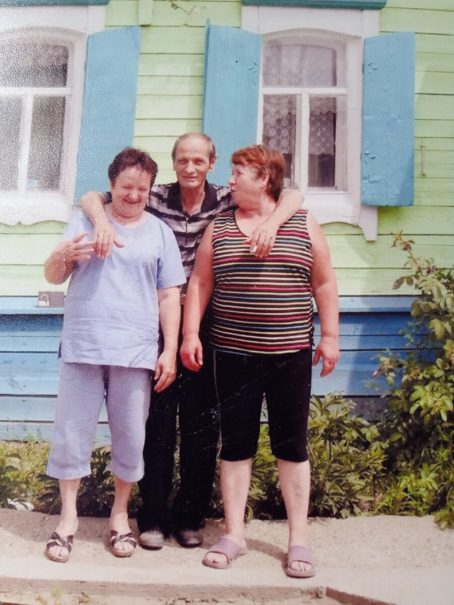 свекровь слева и мои родители . Фото сделано 10 лет назад