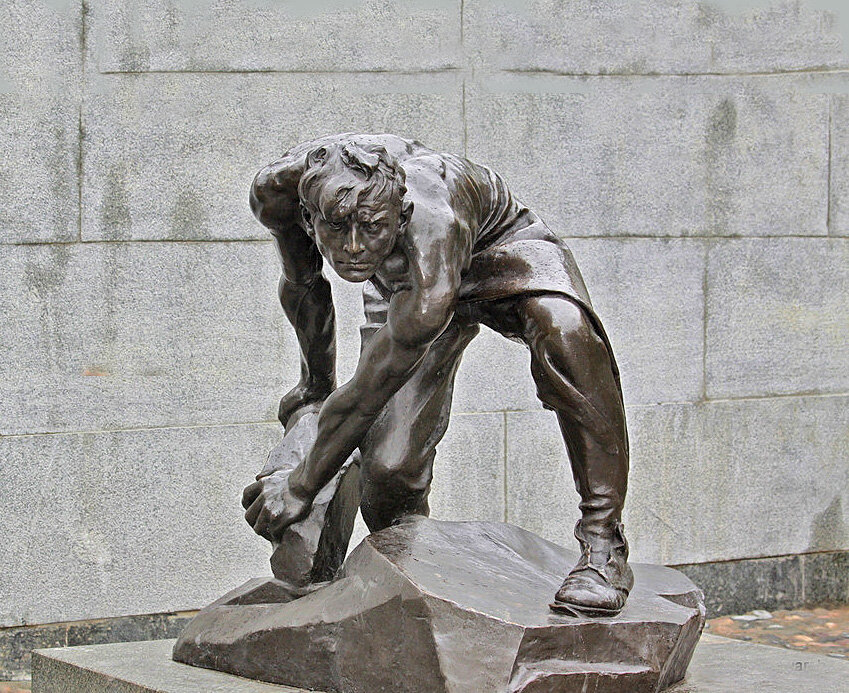 Шадр И. Д.  Скульптура "Булыжник оружие пролетариата".