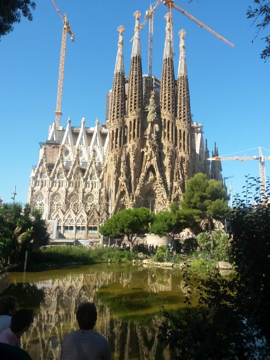 Вид со стороны парка на Храм Святого Семейства