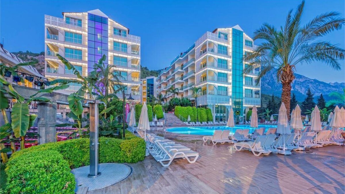 Grand Ring 5*, находится в курортном поселке Бельдиби, в 10 км от центра г. Кемер, в 45 км от аэропорта г. Анталья, на берегу моря.