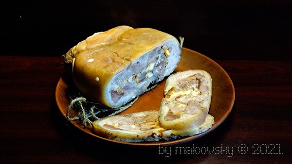 Мясо прессованное отварное из свиной рульки и говядины.