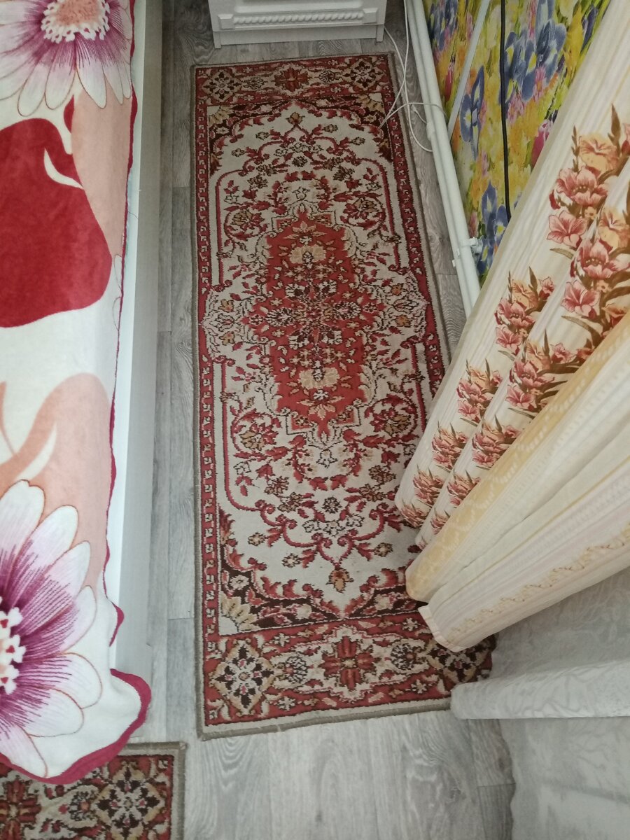 еще одна такая же дорожка, застилала другое кресло, сейчас лежит вдоль кровати с другой стороны