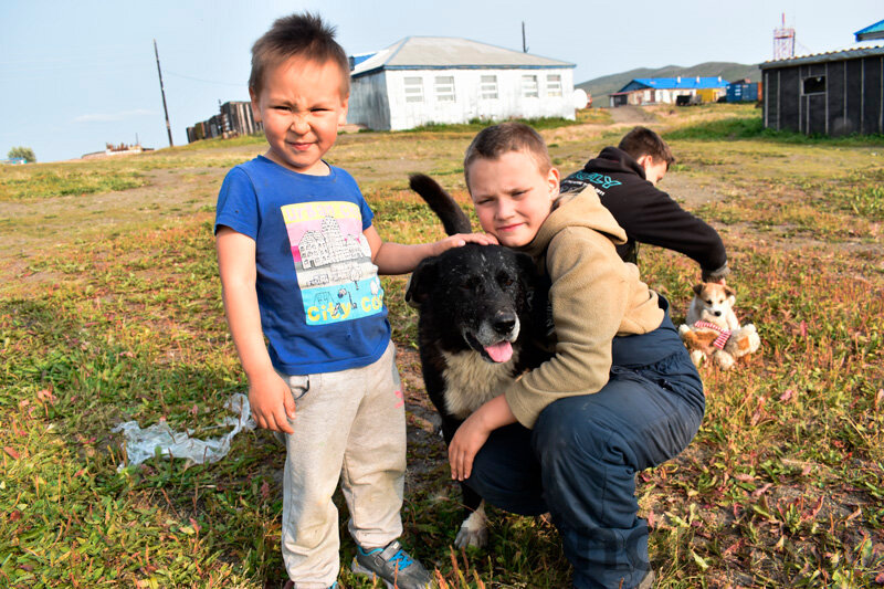 Никому и в голову не придет ходить по селу хвостом за детьми