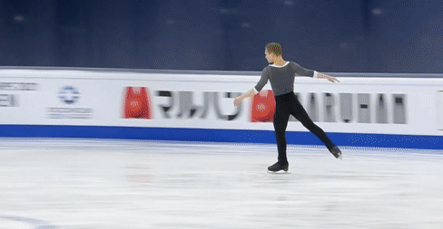 Михаил Коляда выполняет каскад 4Т+3Т в ПП на ЧМ-2021 (источник - 1tv.ru/sport)