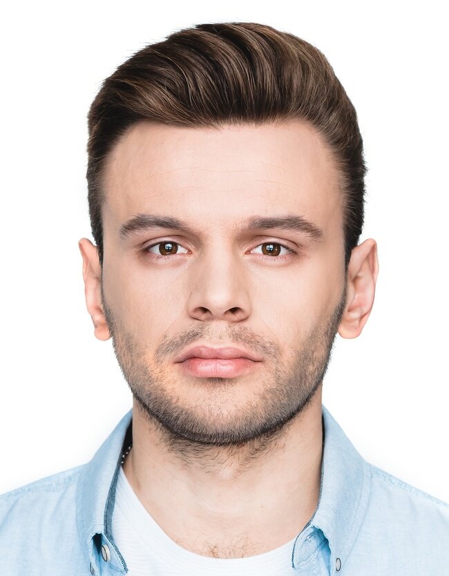 Этот человек любит подправлять детали. У него сильная воля, о чем мы судим по форме его губ. Он очень прямолинеен, но также чувствителен. 