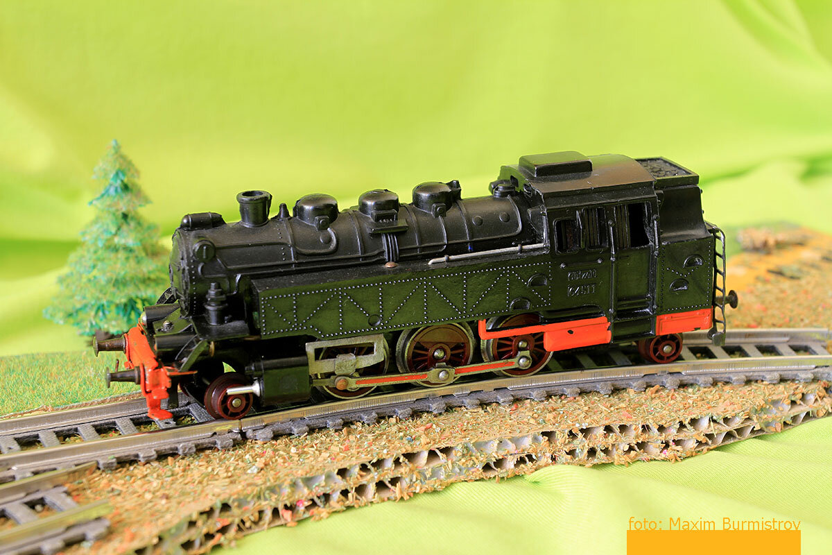 Паровоз BR64 – сама брутальность! Обратите внимание на рельсы – они закреплены на картонных шпалах, это тоже – старинные компоненты модельной железной дороги.