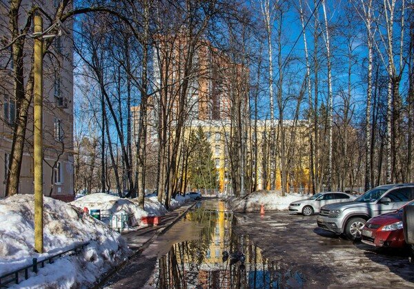 Пройдёт немного времени и мы будем скучать по этим  холодным и таким переменчивым дням также, как сожалеем порой о многом  просто потому, что не можем сделать что-то ещё раз так, как это было  прежде ... С Воскресением Вас!

Весенний день ... Москва ...

  