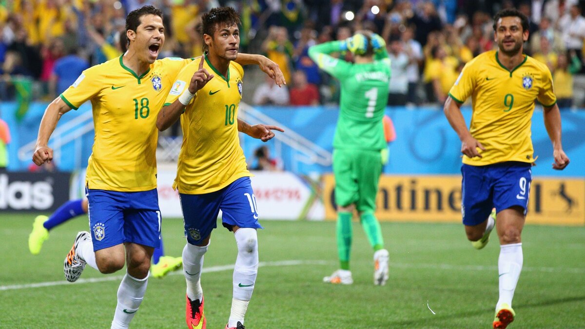 Эрнанес (№18), Неймар (№10), Фред (№9) празднуют гол в ворота хорватов. Источник: Prazdnikvau.ru