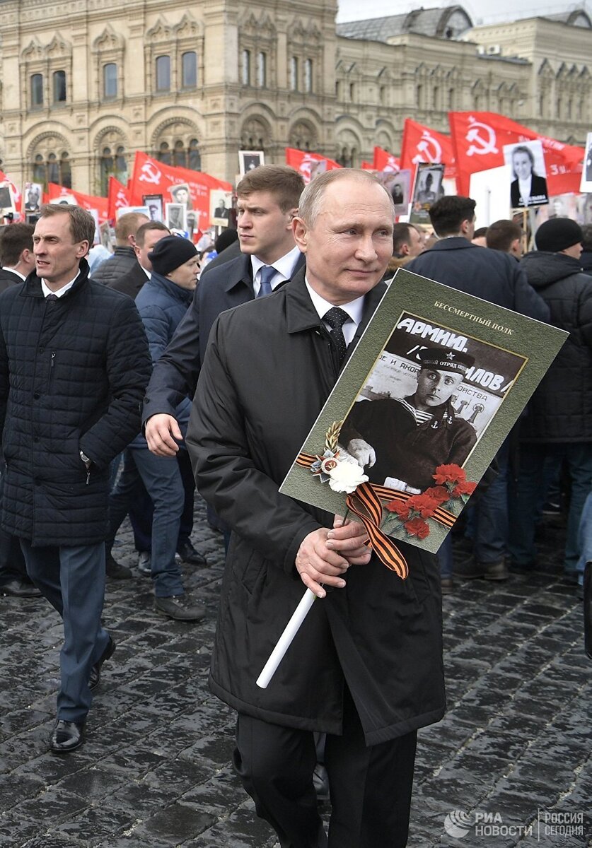Сегодня Дмитрий Песков заявил о проведении майских праздников в России. Кремль сказал, что-День Победы и акция Бессмертного полка в этом году состоятся! Расскажите, кто знает? Если я приеду в Москву на 9 Мая, пройтись по Красной площади, принять участие в акции Бессмертного полка. Я сам не москвич, с другой области, на чём лучше туда ехать, если на своей машине, то где я её оставлю и др? Поделитесь опытом, кому доводилось на 9 Мая ездить в Москву, рекомендации, советы для людей с провинции? Брать ли с собой детей. Где дешевле, где лучше, где например комфортабельнее остановиться. Может быть данные поездки организовываются за ранее, и кем, скиньте информацию с адрессами, куда обращаться за "путёвками" и "билетами"? Может какие группы для поездок на майские праздники будут в контакте, в одноклассниках и других социальных сетях? Мне бы например, было бы интереснее увидеть это вживую, салют посмотреть и др. Пожалуйста, если кто-то, что знает, может подсказать, оставляйте свои пропозиции и советы в комментариях. Чтобы мы смогли прочитать, извлечь для себя полезное в частности безопасности данной поездки. А также возможность организовать совместное майское путешествие с теми, у кого уже имеется данный опыт. Лично я, на данный момент ничто не могу ни кому подсказать, потому что не знаю, ездил как то раз на футбол в качестве фаната на бесплатном автобусе и всё. Больше в моей жизни ничего такого не происходило, кроме семейных походов в лес по грибы, на рыбалку и иногда в музеи. Буду признателен за поддержку и подсказки туров на 9 Мая за приемлемые деньги. И другие предложения и рекомендации к данной теме. Спасибо! 