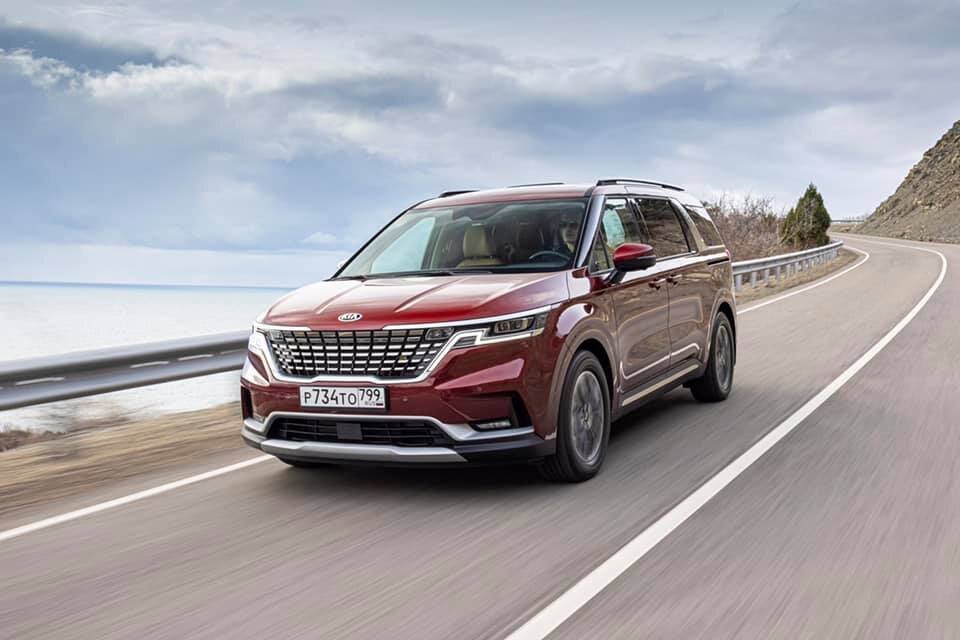 У Kia Carnival 2021 кроссоверный образ, но на нашем рыке он моноприводный. 