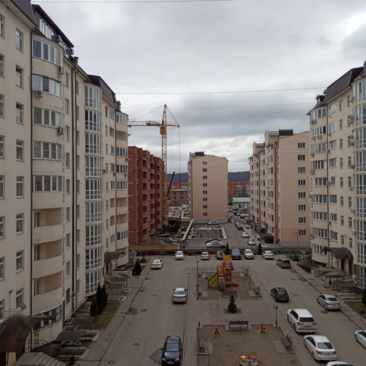 За каждым окном - чья-то жизнь. Фото Елены Лабо