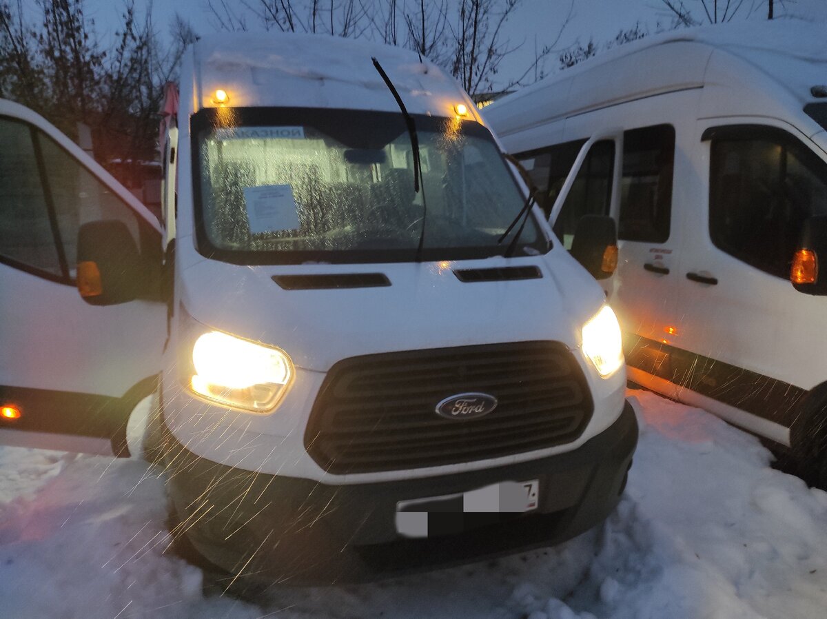 Два Форд Транзит на осмотре