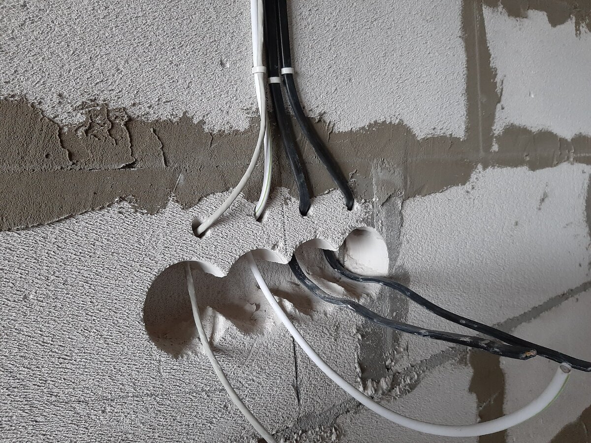 Над нишей просверливается отверстие под углом так чтобы кабель проходил возле задней стенки ниши.