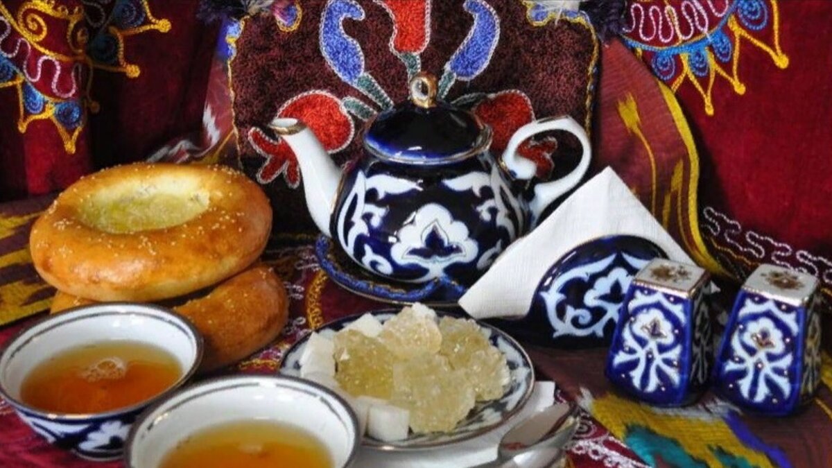 К чаю и лепёшкам раньше подавался колотый сахар, сейчас есть только прессованный.