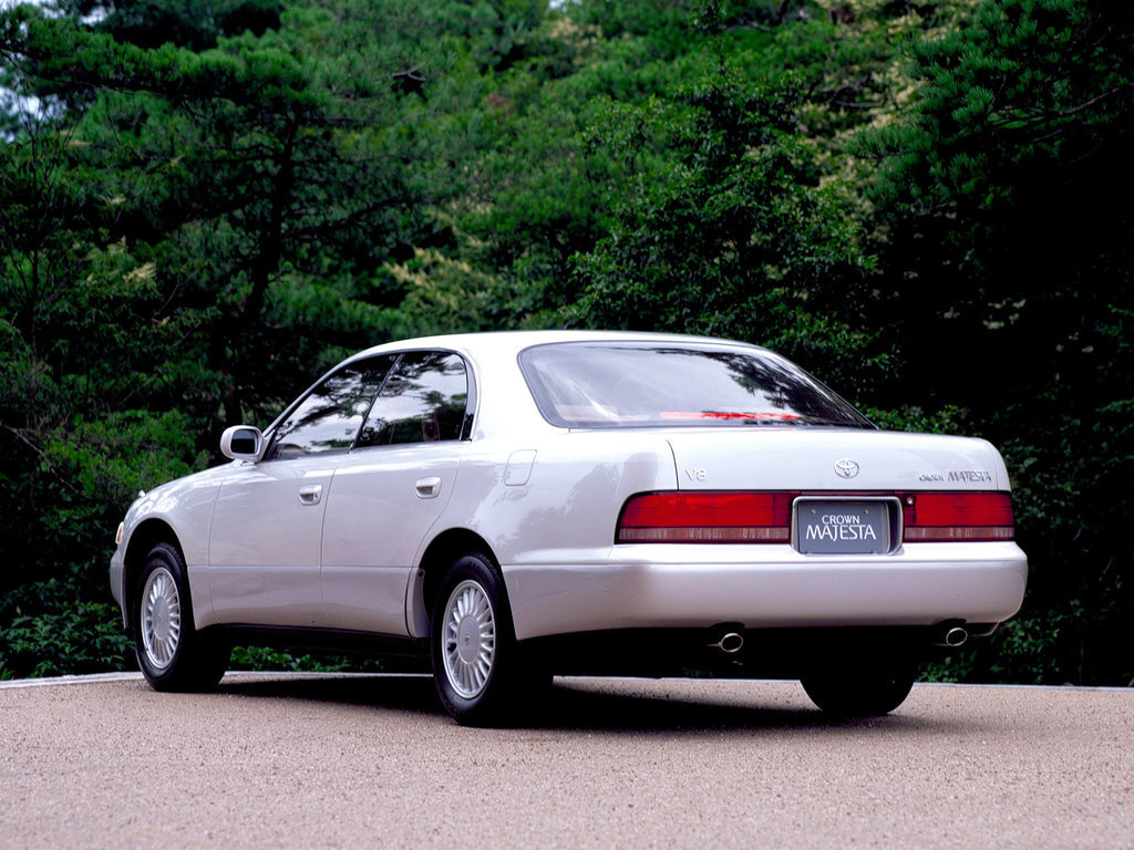 В этой статье речь пойдёт о самом богатом и премиальном автомобиле Японского происхождения Toyota Crown Majesta.
Crown Majesta - это автомобиль представительского класса выпускаемый компанией Toyota.-1-2
