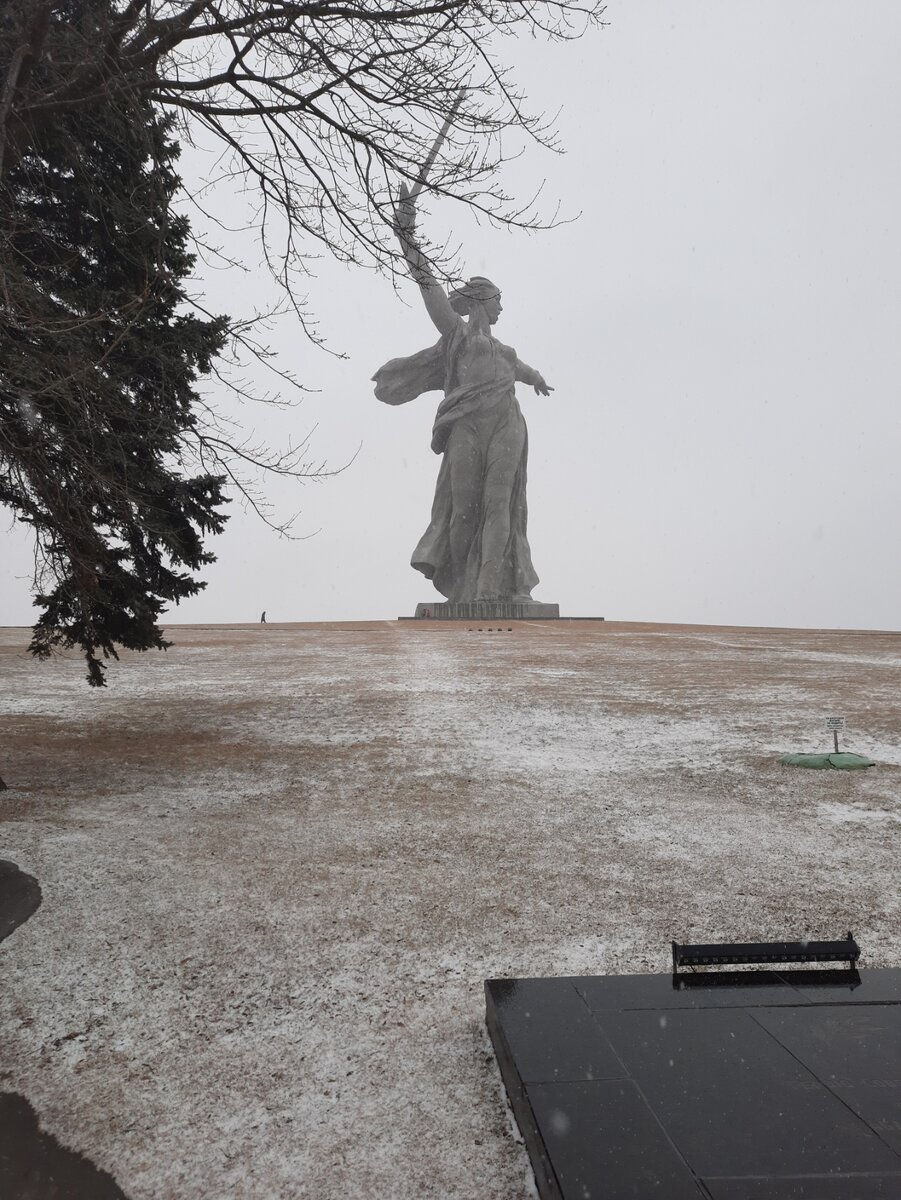 В конце марта я побывала на экскурсии в городе-герое Волгограде. Здесь я бывала и раньше: и  когда была ученицей (со школьной экскурсией), и курсантом Зональной комсомольской школы (была такая в старые добрые времена). Но сейчас увидела мемориал совершенно по-иному.