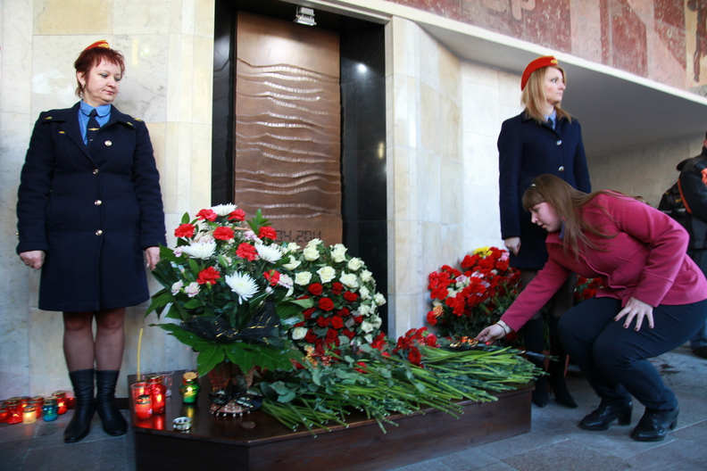 Мемориал в честь погибших во время взрыва на ст. м. Октябрьская (из открытых источников)