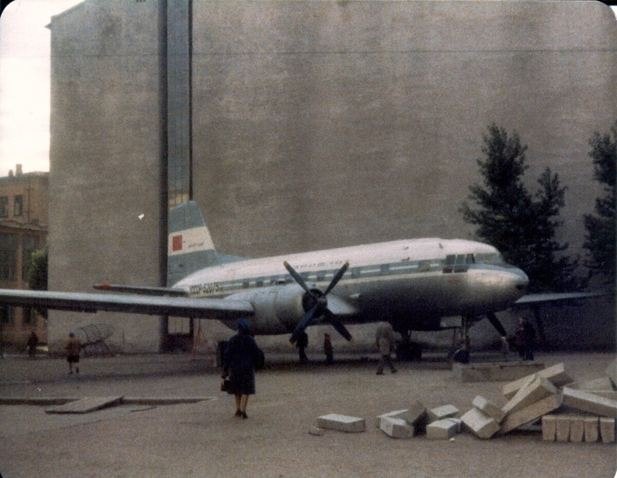 На старой фотографии Ленинграда увидел самолёт ИЛ-14 во дворе одного из  домов. Как он там оказался и остался ли сейчас? | Путешествия и всего по  чуть-чуть | Дзен