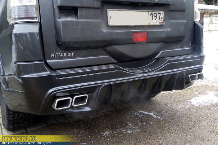 Установка накладки на задний бампер Мицубиси Паджеро (Mitsubishi Pajero) 4