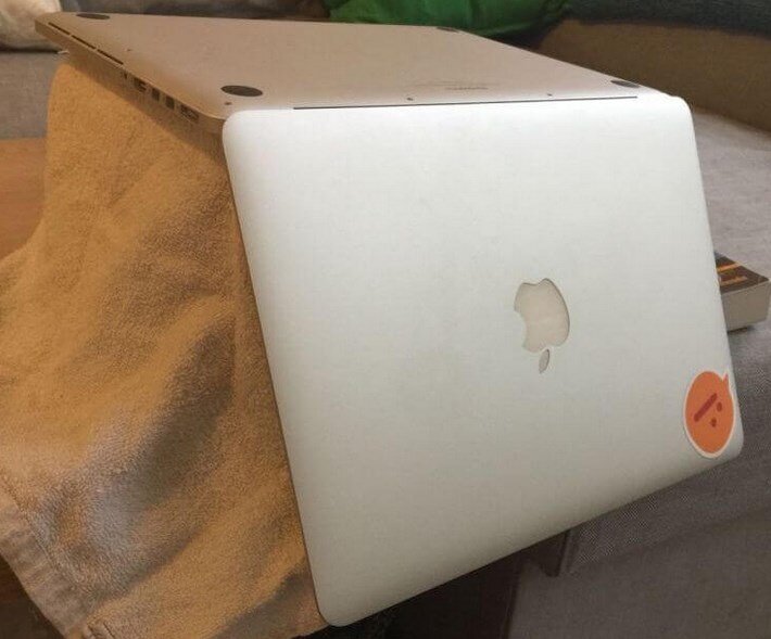 Положите MacBook на клавиатуру на полотенце