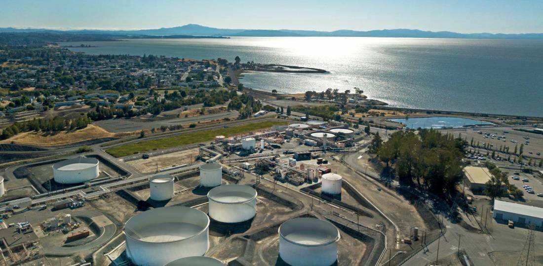 Нефтеперерабатывающий завод Phillips 66 в Сан-Франциско реконструируется под   производство топлива из сырья, полученного из биомассы. Как только процесс будет завершен, он может получить налоговые льготы за производство SAF. Фото: Phillips 66