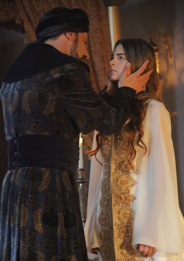 Первая ночь Султанши Михримах во дворце супруга Рустема Паши. Девушка вышла замуж в 17 лет и меркам того времени считалось взрослой. Кадры из сериала Великолепный век.