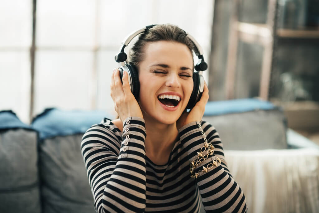Музыку кто она. Mobile Phones for Listening Music