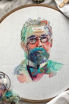 Источник: портрет Чехова, выполненный в смешанной технике (краски, вышивка) художницей Таисией Ковали (найдено по запросу в Google-картинках)