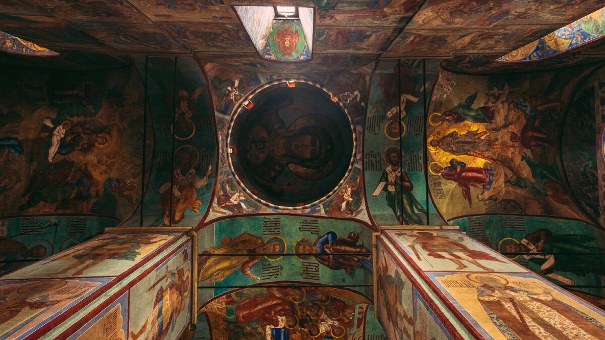 Одна из главных особенностей храмов Сергиевого Посада — потрясающе красивые росписи. Так выглядят своды Успенского собора.