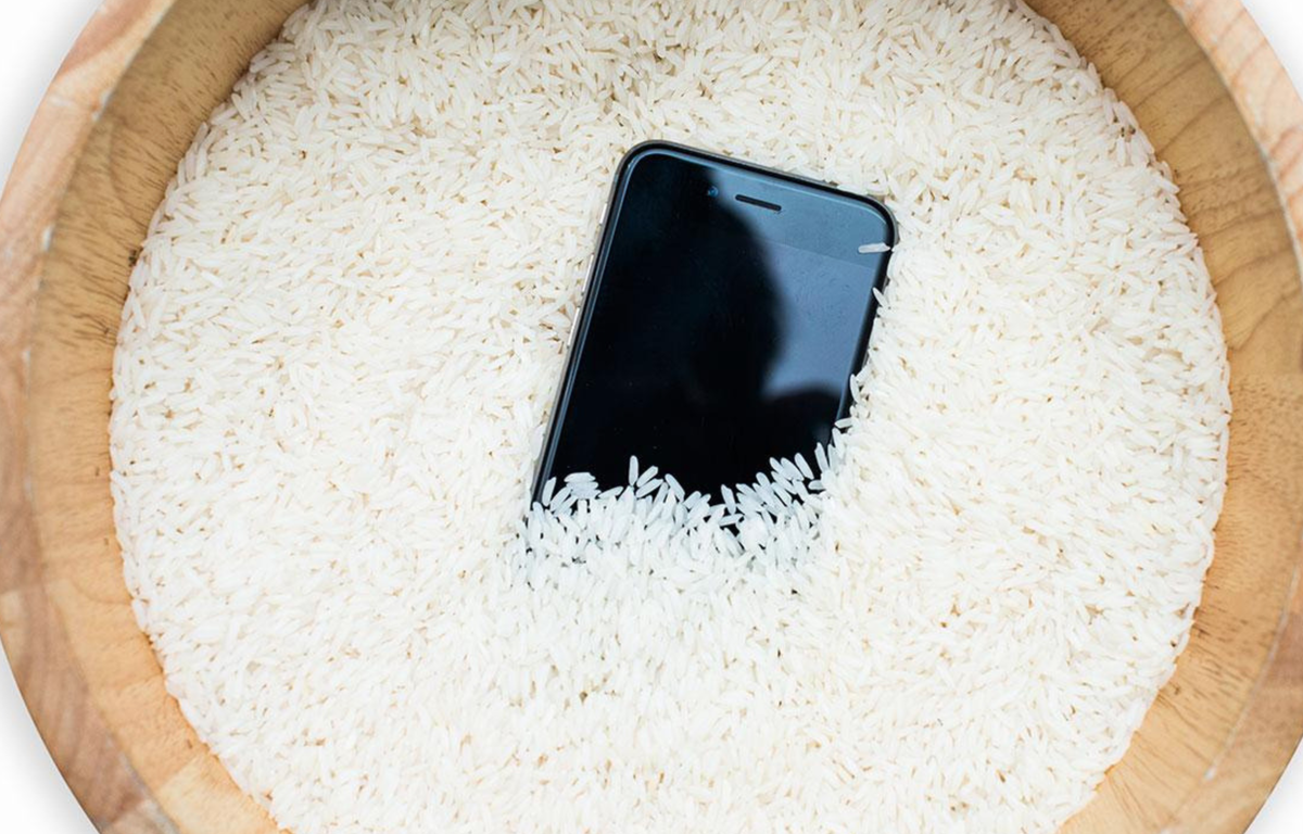 Смартфон в рисе. Айфон в рисе. Сушка телефона в рисе. Айфайфон в рисе. Как сушить телефон
