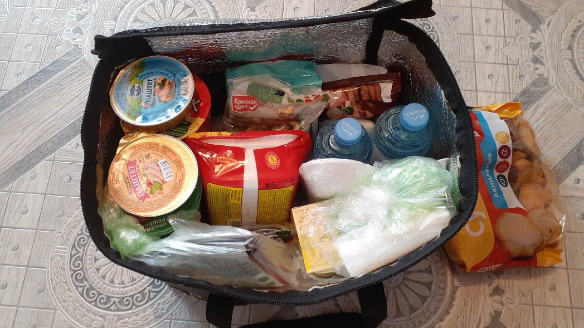 Сумка, так сказать, в разрезе. Внизу - салфетки, сахар, чай, рассортировала супы и каши по отдельным пакетам. Кисель  белковый коктейль - отдельно. Пюре - мужу. Паштет, орешки, финики - все в наличии. Как раз еще поместится посуда и пару яблок с контейнером с овощами.