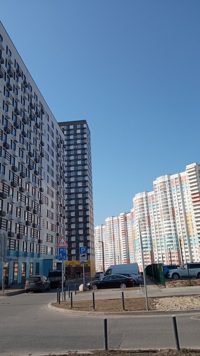 ЖК Ярославский в Мытищах. На заднем плане П3М, на переднем серия ПИК-2