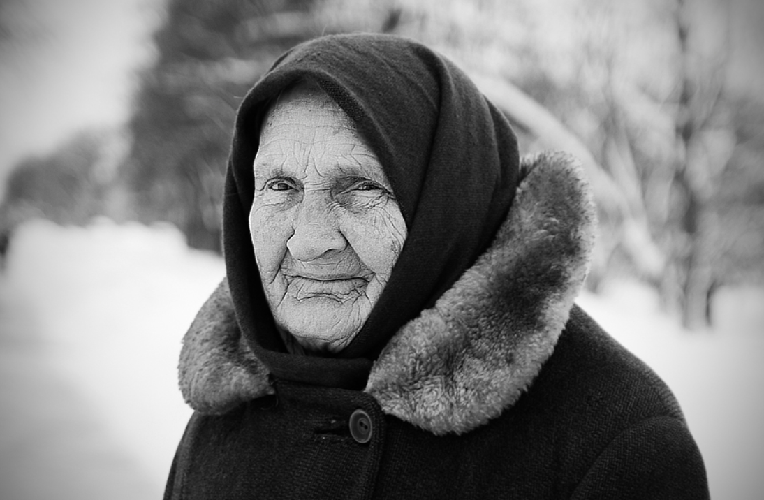 Бабушка черных чулках. Бабушка в черном платке. Старушка в платочке. Пожилая женщина чб. Грустная бабушка.