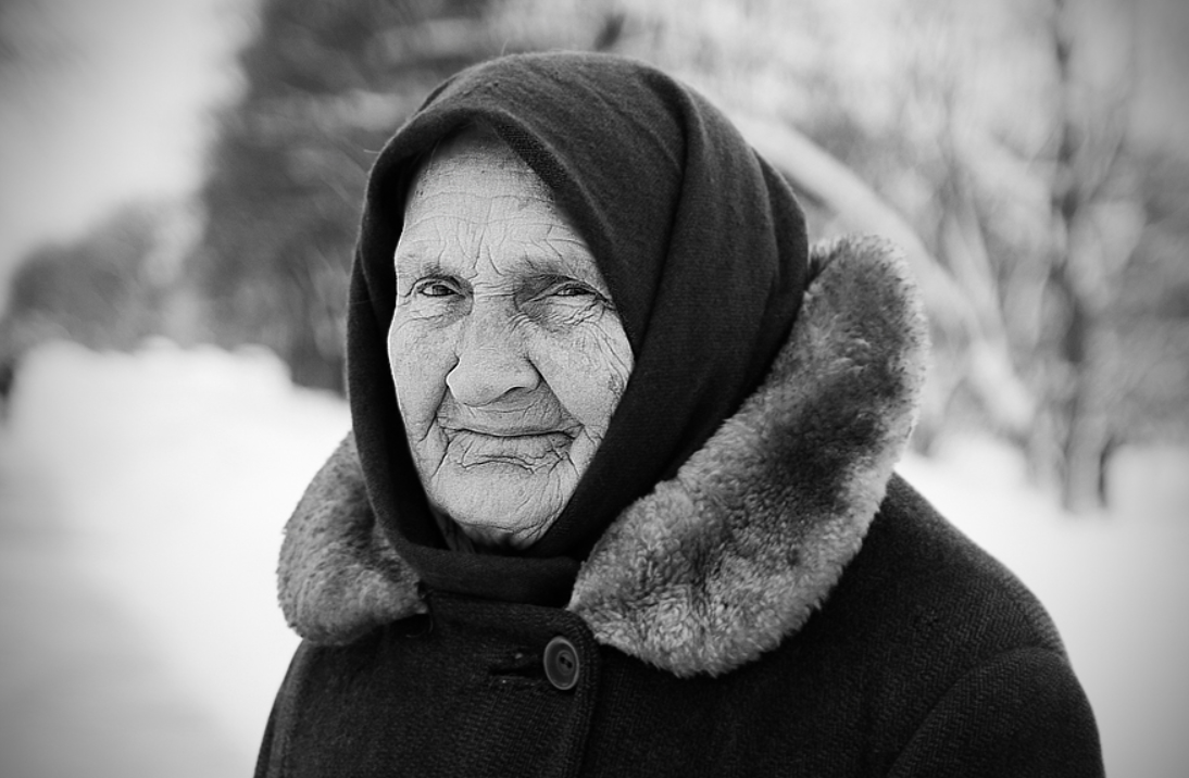 Бабушка живет далеко. Старуха в черном платке. Пожилая женщина чб. Грустная бабушка. Бабушка в платке.