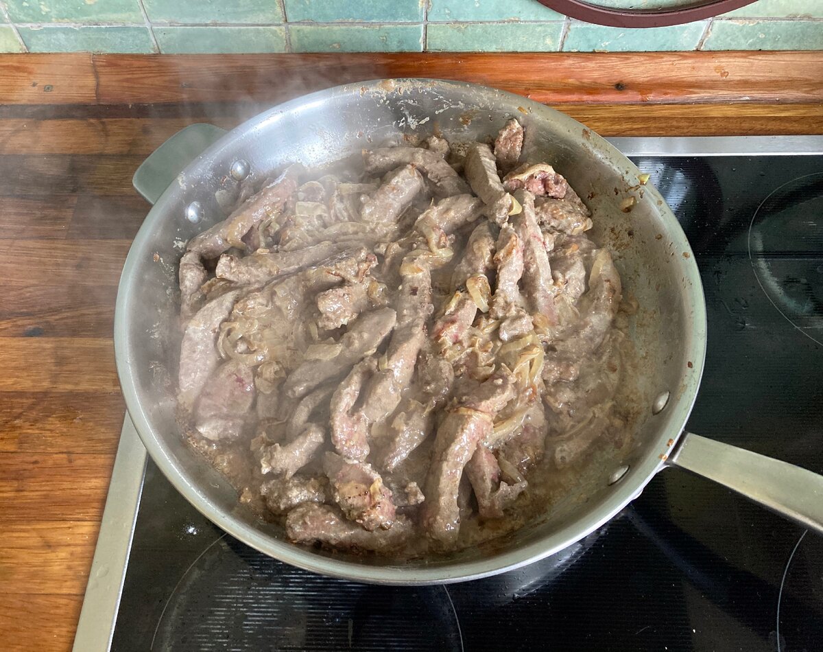 Говяжья печень в сметане с чесноком на сковороде. Печень говяжья в сметане на сковороде. Сколько минут готовится говяжья печень на сковороде кусочками. Сколько варить говяжью печенку для начинки.