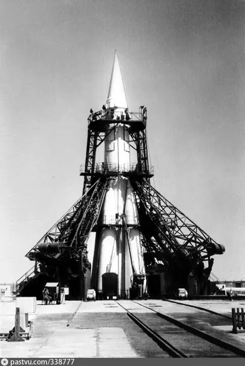 Р-7 на стартовом столе. Боевая с условным боеприпасом. 1957 год.