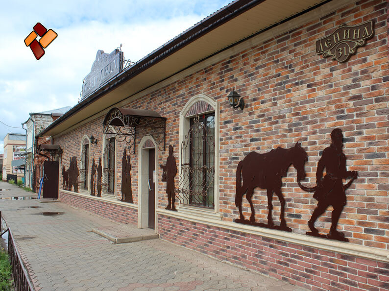 Отделка фасада камнем "Состаренный кирпич". Это Музей головных уборов в Вятских Полянах. Уникальнейшее место.