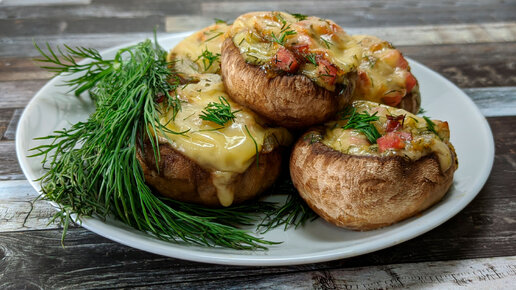 Шампиньоны, фаршированные курицей и сыром в духовке