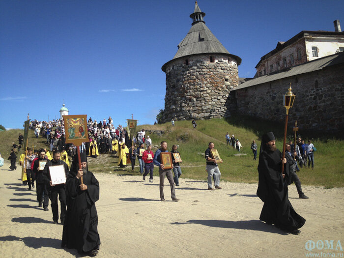 Крестный ход вокруг монастыря в праздник Петра и Павла