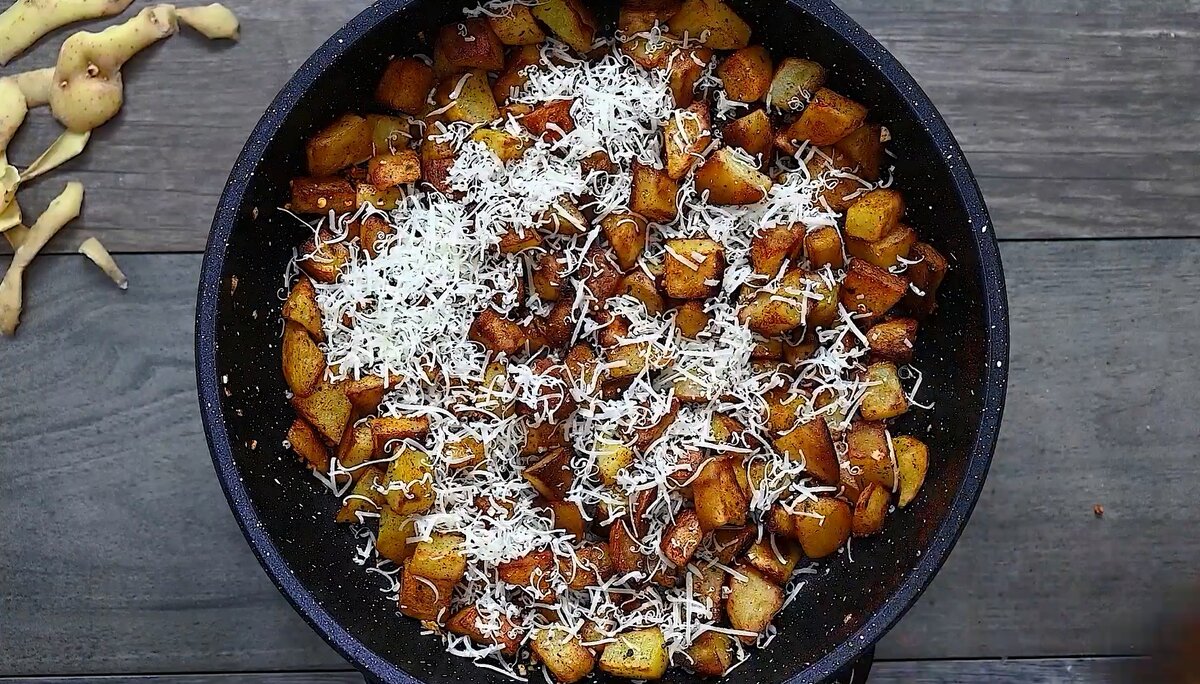 Египетская молодая картошка. Жареная картошка с лучком. Картошка с луком. Картошка жареная на сковороде с чесноком рецепт. Картошка жареная на сковороде с чесноком рецепт.